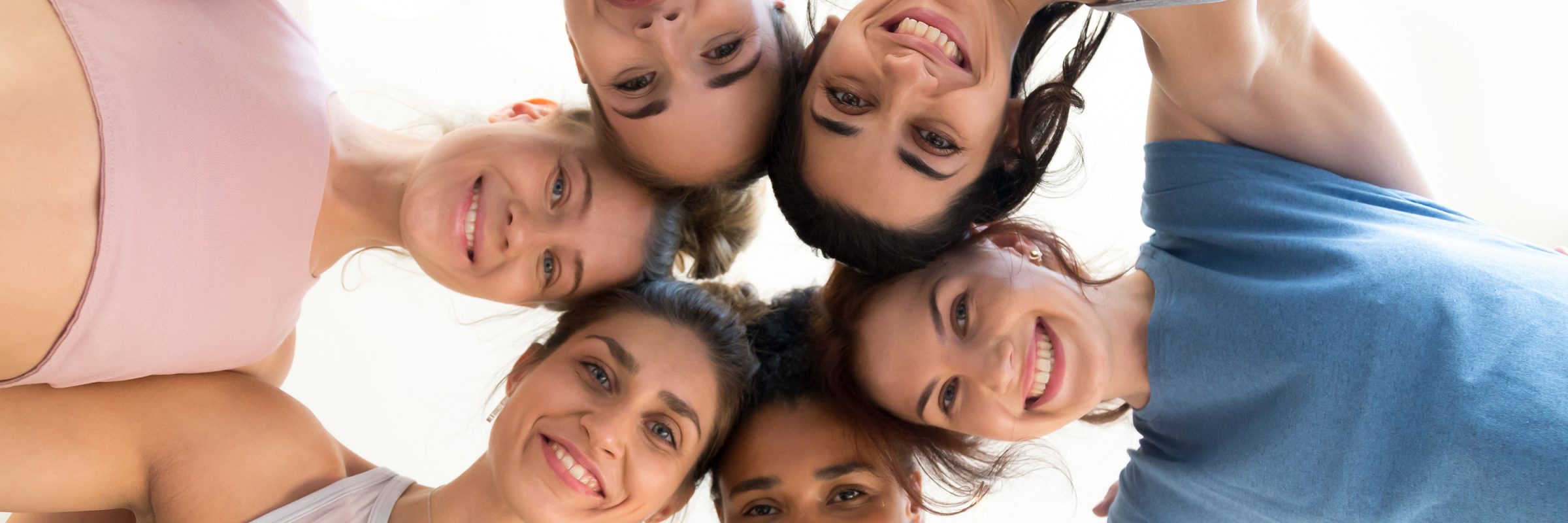 Lächelnde Frauengruppe im Kreis